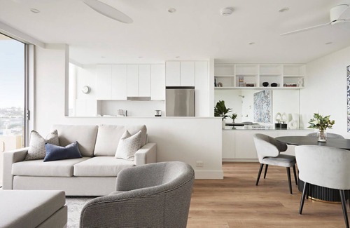 Darling Point Apartment | Modern Glamour is an apartment with breathtaking harbour bridge views