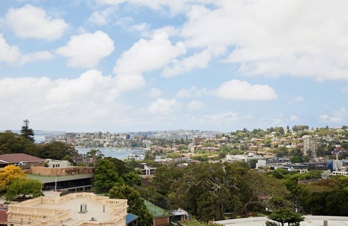 Darling Point Apartment | Modern Glamour is an apartment with breathtaking harbour bridge views