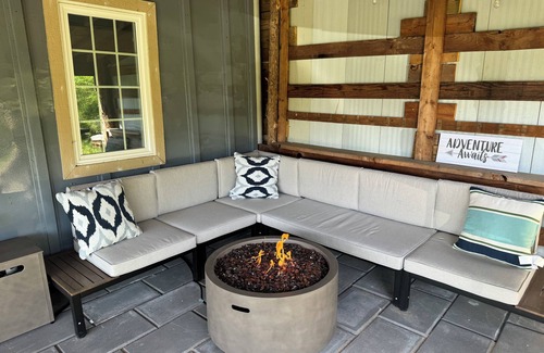 Battlefield Cabin | Modern Glamping Cabin in Springfield with king bed and AC on 3 private acres.