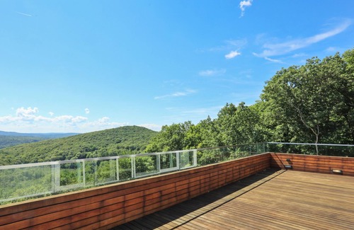 Putnam Valley House | Modern glass home on a private Mountain. Wonderful for families or group retreat