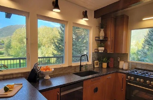 Butte House | Modern Golf Course Haven