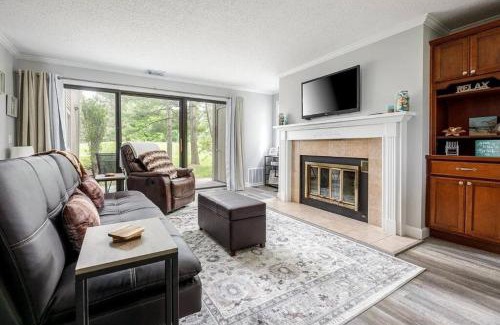 Acme House | Modern Golfview Condo near the Grand Traverse Bay