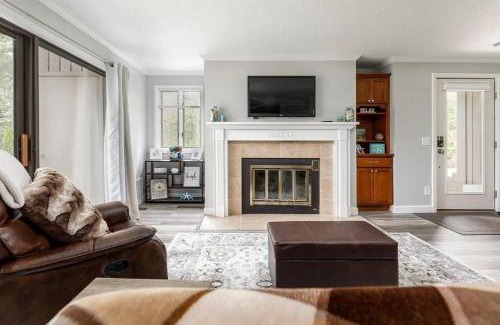 Acme House | Modern Golfview Condo near the Grand Traverse Bay