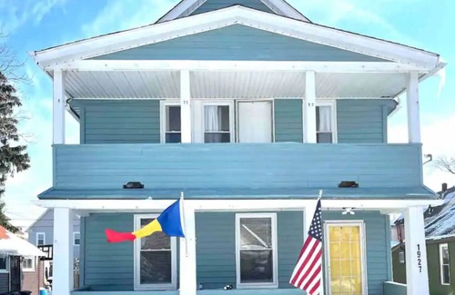 Detroit - Shoreway House | Modern Gordon Square 2nd Level Duplex