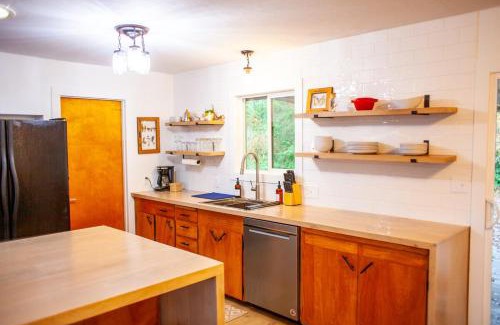 The Dalles House | Modern Gorge Lodge