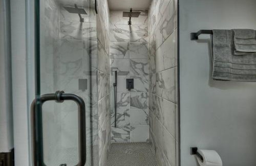 16th Street Heights Apartment | Modern, Gorgeous & Luxury Gem - 5 Stars Location