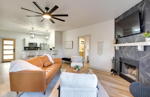 Graford House | Modern Graford Cabin Walk to Possum Kingdom Lake!
