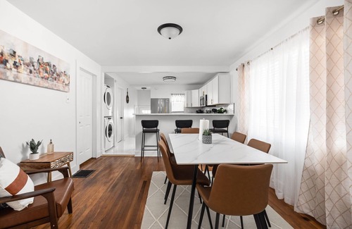 Near Eastside House | Modern Greenhouse with 2 Car Garage & Enclosed Yard Mins to Downtown