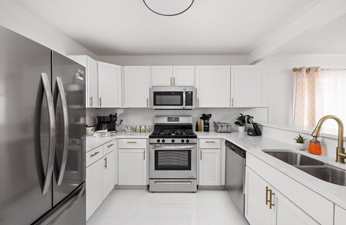 Near Eastside House | Modern Greenhouse with 2 Car Garage & Enclosed Yard Mins to Downtown