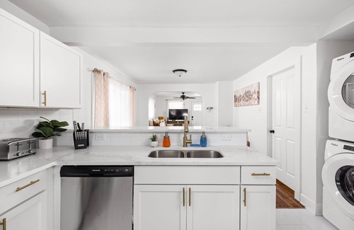 Near Eastside House | Modern Greenhouse with 2 Car Garage & Enclosed Yard Mins to Downtown