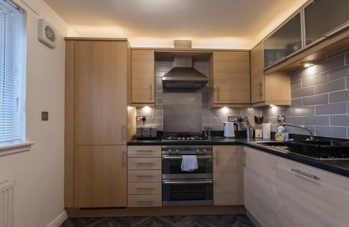 Duloch Apartment | Modern ground floor 2 bedroom apartment, 76MB WiFi and Sky Cinema/Sports