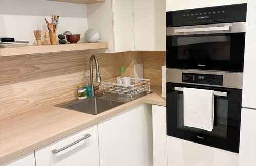 Selhurst Apartment | Modern ground floor flat- great transport links. Private parking space included.