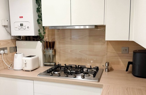 Selhurst Apartment | Modern ground floor flat- great transport links. Private parking space included.