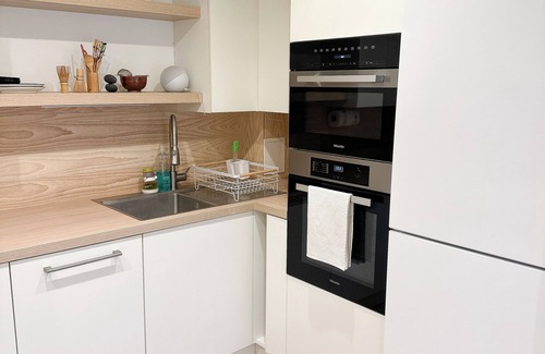 Selhurst Apartment | Modern ground floor flat- great transport links. Private parking space included.