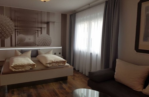 Hilpoltstein House | Modern guest room with private bathroom Sat-TV for 2 persons
