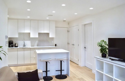 South Cambie House | Modern Guest Suite w/Parking- Cambie Village/VGH