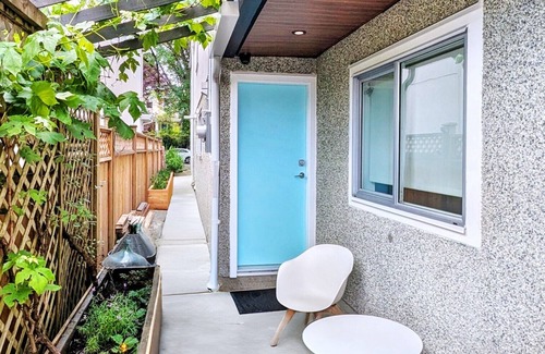South Cambie House | Modern Guest Suite w/Parking- Cambie Village/VGH