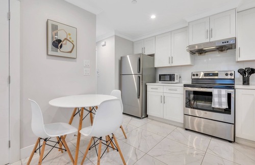 East Side House | Modern Guesthouse near Skytrain and Free Parking