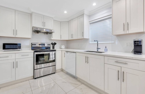 East Side House | Modern Guesthouse near Skytrain and Free Parking