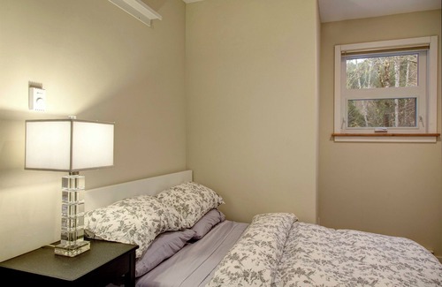 Sooke House | Modern Guesthouse on Galloping Goose close to Sooke Potholes