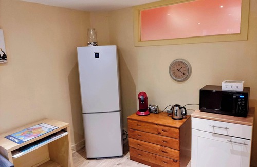 Etterbeek Apartment | Modern half-basement 1BR near Montgomery & VUB