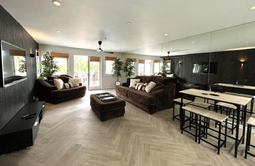 Avalon Villa | Modern Hamilton Cove Villa w/golf cart