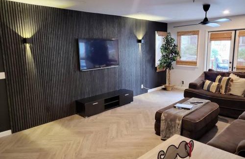 Avalon Villa | Modern Hamilton Cove Villa w/golf cart