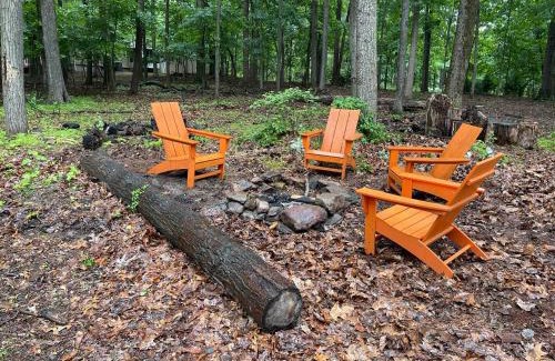 Kabletown Ski Chalet | Modern Harpers Ferry Cabin w Hot Tub Deck WiFi