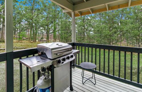 Kabletown Ski Chalet | Modern Harpers Ferry Cabin w Hot Tub Deck WiFi