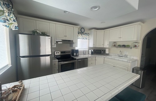 Dairy House | Modern Haven in Klamath Falls - A Stylish Home Away from Home