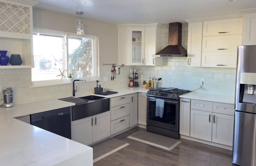 Westridge Apartment | Modern Haven: Scenic Views!