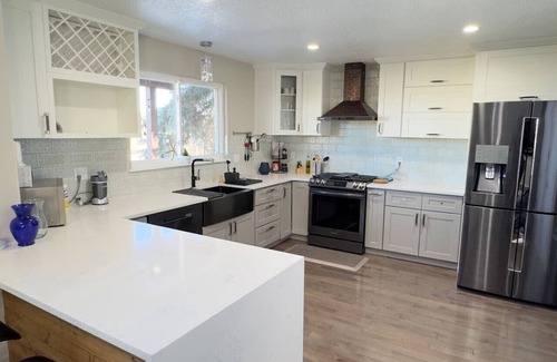 Westridge Apartment | Modern Haven: Scenic Views!