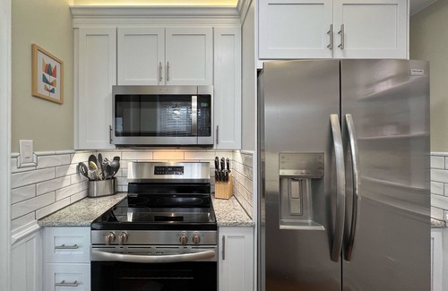 Hickory Condo | Modern Hickory Hideaway