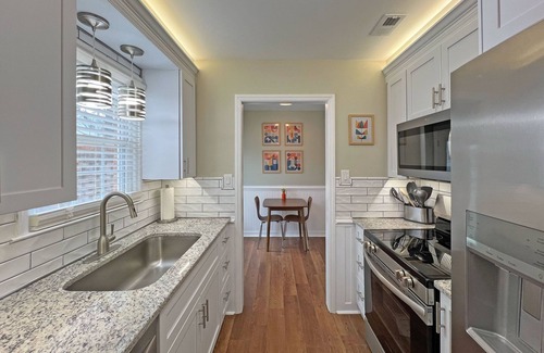 Hickory Condo | Modern Hickory Hideaway