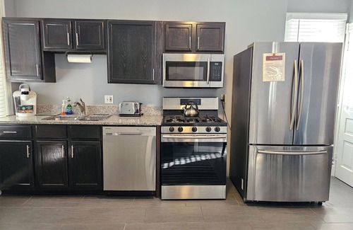 Southwest Garden Apartment | Modern Hidden Gem on the Hill. ★ Cute backyard ★