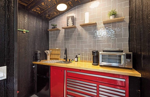 Sears Cabin | Modern, Hidden Gem Tiny House, Wood-Fired Hot Tub & Outdoor Screened-In Kitchen