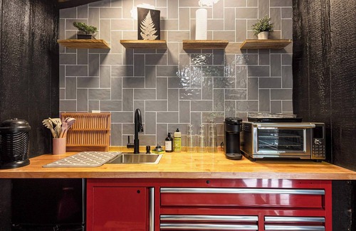 Sears Cabin | Modern, Hidden Gem Tiny House, Wood-Fired Hot Tub & Outdoor Screened-In Kitchen