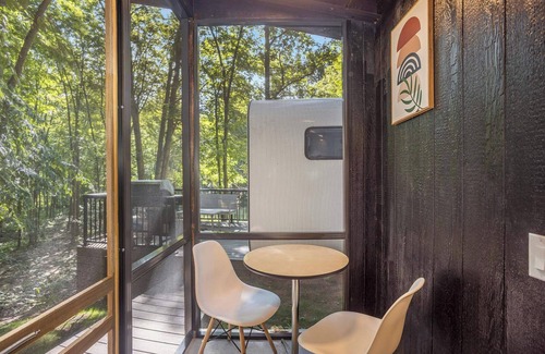 Sears Cabin | Modern, Hidden Gem Tiny House, Wood-Fired Hot Tub & Outdoor Screened-In Kitchen