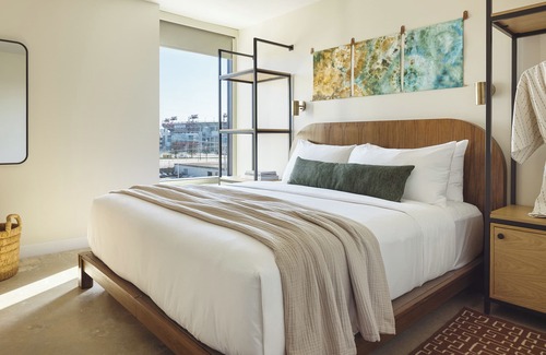 East Bank House | Modern Hideaway with Rooftop Lounge, Pool, Firepits & City Views