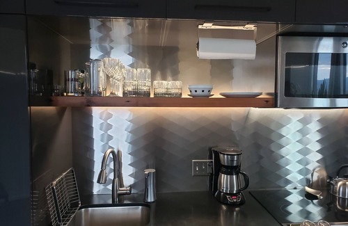 Kerns Apartment | Modern high-rise apartment minutes from Downtown Portland. Great view!
