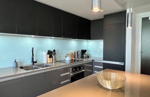 East Village Condo | Modern High-Rise w/Projector, Firetable, Gym & Underground Parking
