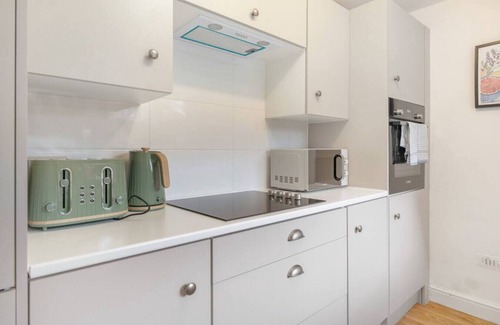 Stanley House | Modern High Spec House|Parking|4 bed|sleeps 7