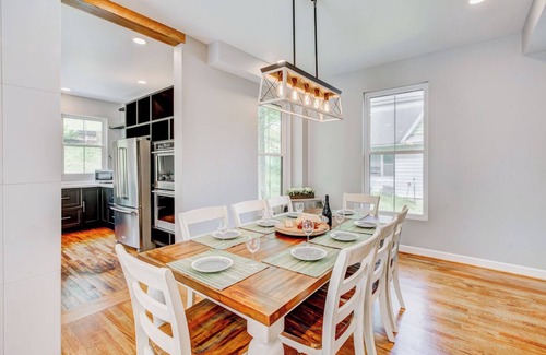 Hot Springs House | Modern Historic Farmhouse < .5 mi to Omni Homestead, Brewery + Fast Wifi!