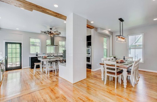 Hot Springs House | Modern Historic Farmhouse < .5 mi to Omni Homestead, Brewery + Fast Wifi!