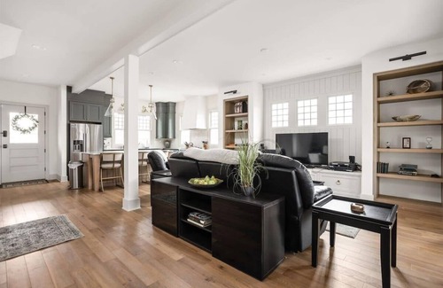 Near Northside House | Modern Historic | Pet Friendly | Regency Retreat