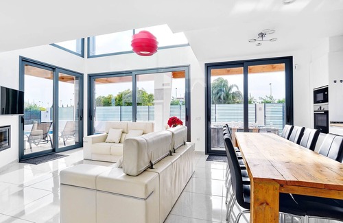 Los Cuarteros Villa | Modern house near beach,10 people, BBQ, own pool with spa/jet/cascade & top host