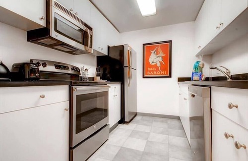 Hoboken Apartment | Modern Hoboken 1BR | Kitchen + Laundry | GLS
