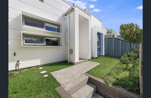 Birtinya House | Modern Holiday Home Prime Birtinya Location Near Hospitals and Beaches