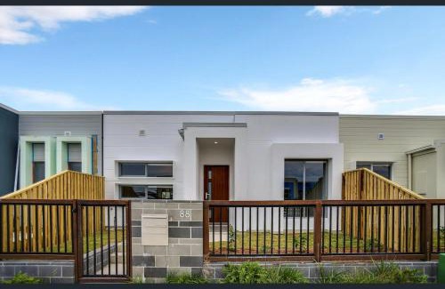 Birtinya House | Modern Holiday Home Prime Birtinya Location Near Hospitals and Beaches