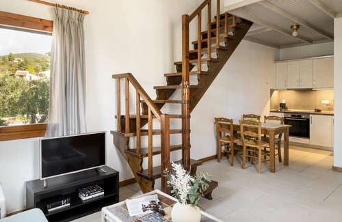 Gerakini House | Modern holiday home, fantastically located at the sea, Wifi | Trikorfo, Chalkidi